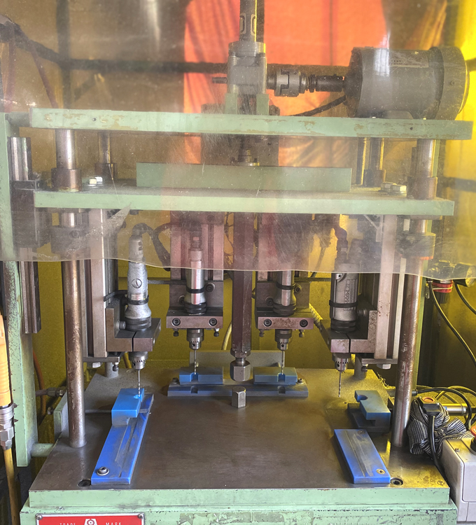 窗框開(kāi)孔機